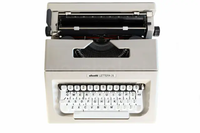 olivetti Lettera25 タイプライター 正面からの外観