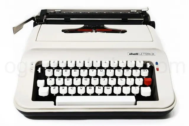 olivetti LETTERA 34 タイプライター 正面からの外観